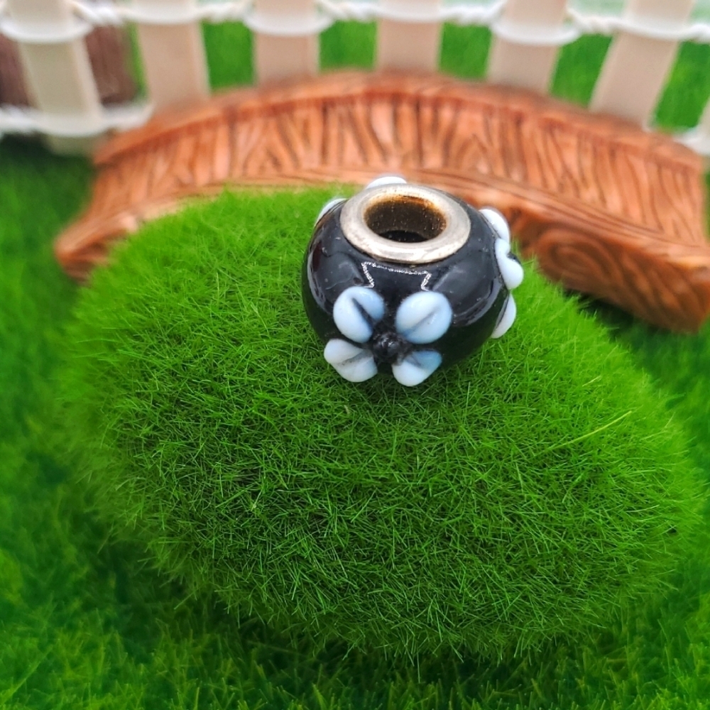 Black and White Floral Bead Charm P322